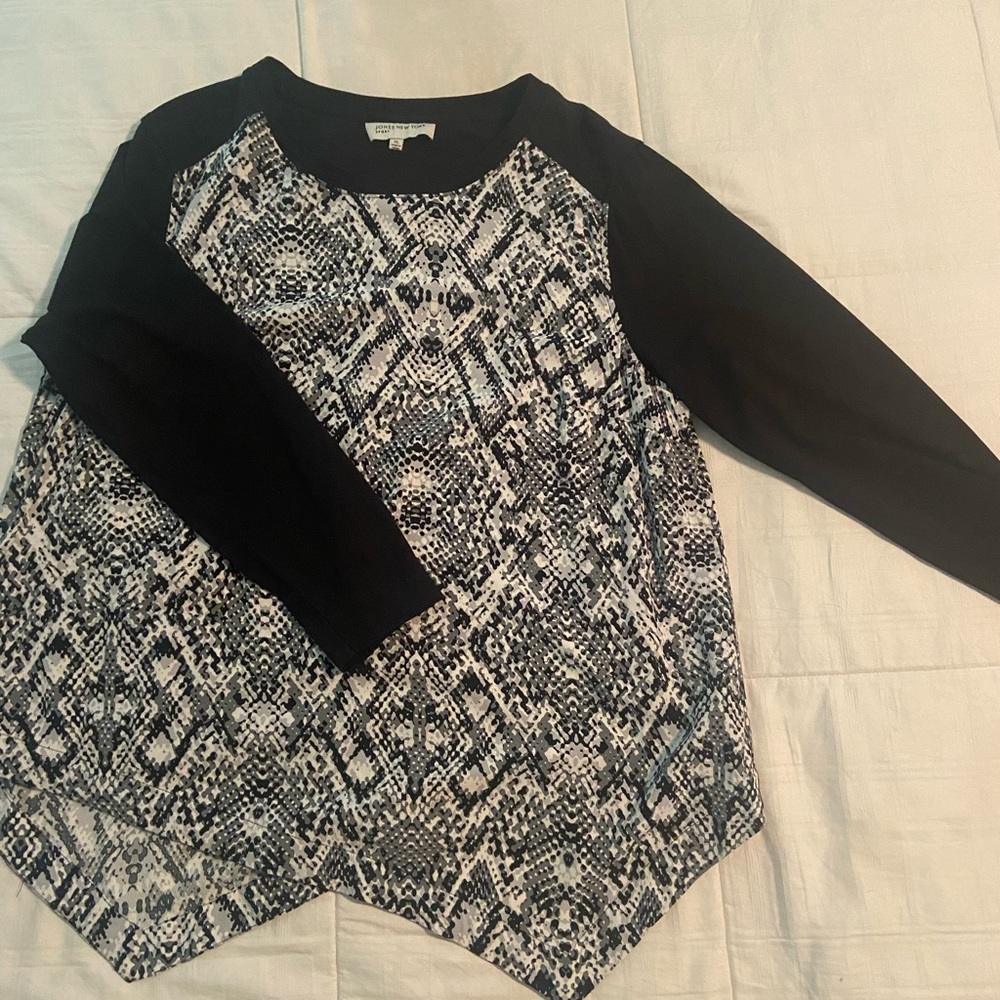 Jones New York Beautiful Snakeskin Tunic in great condition!